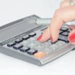 Como calcular hora extra: fórmula, divisor e exemplos práticos
