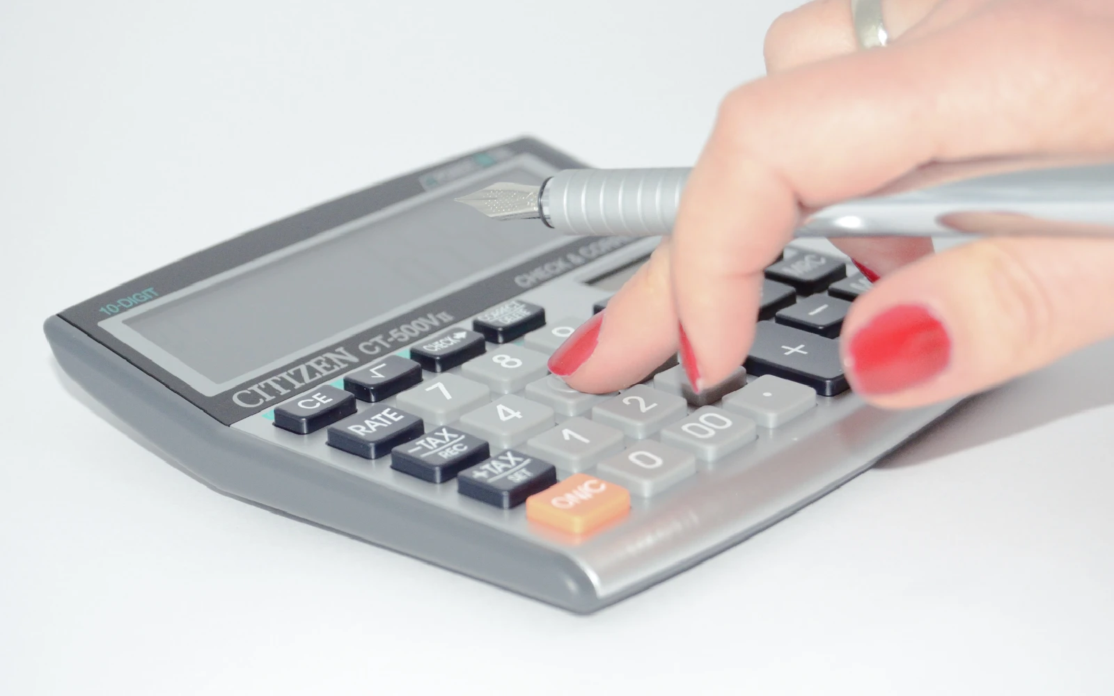 Como calcular hora extra: fórmula, divisor e exemplos práticos